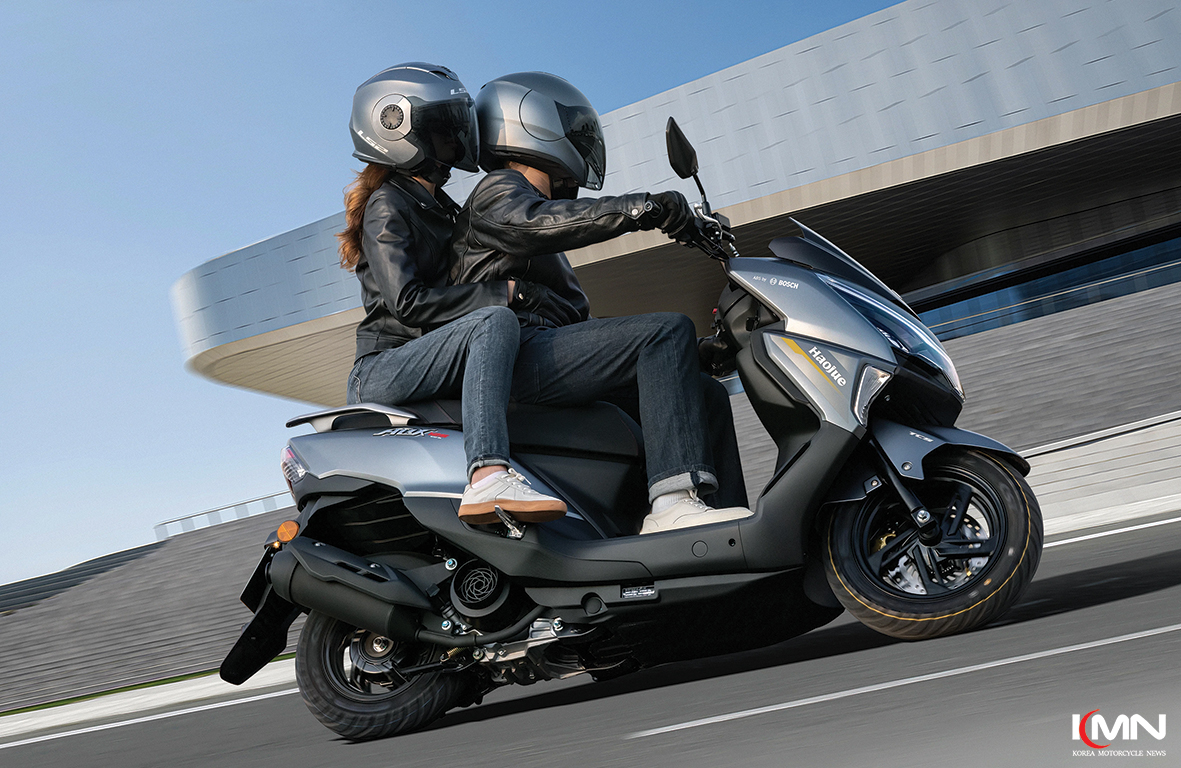 [PRESS] ADX125, 초광폭 발판과 고급 안전 사양 탑재로 인기몰이